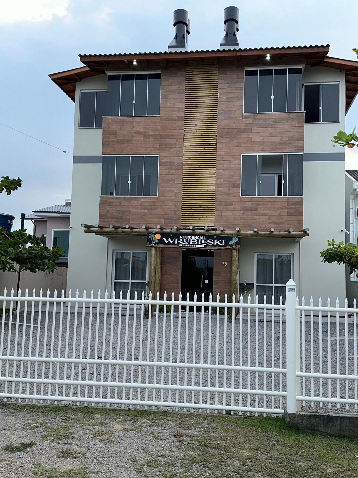 Residencial Wrubleski Sc Пинхейра Екстериор снимка
