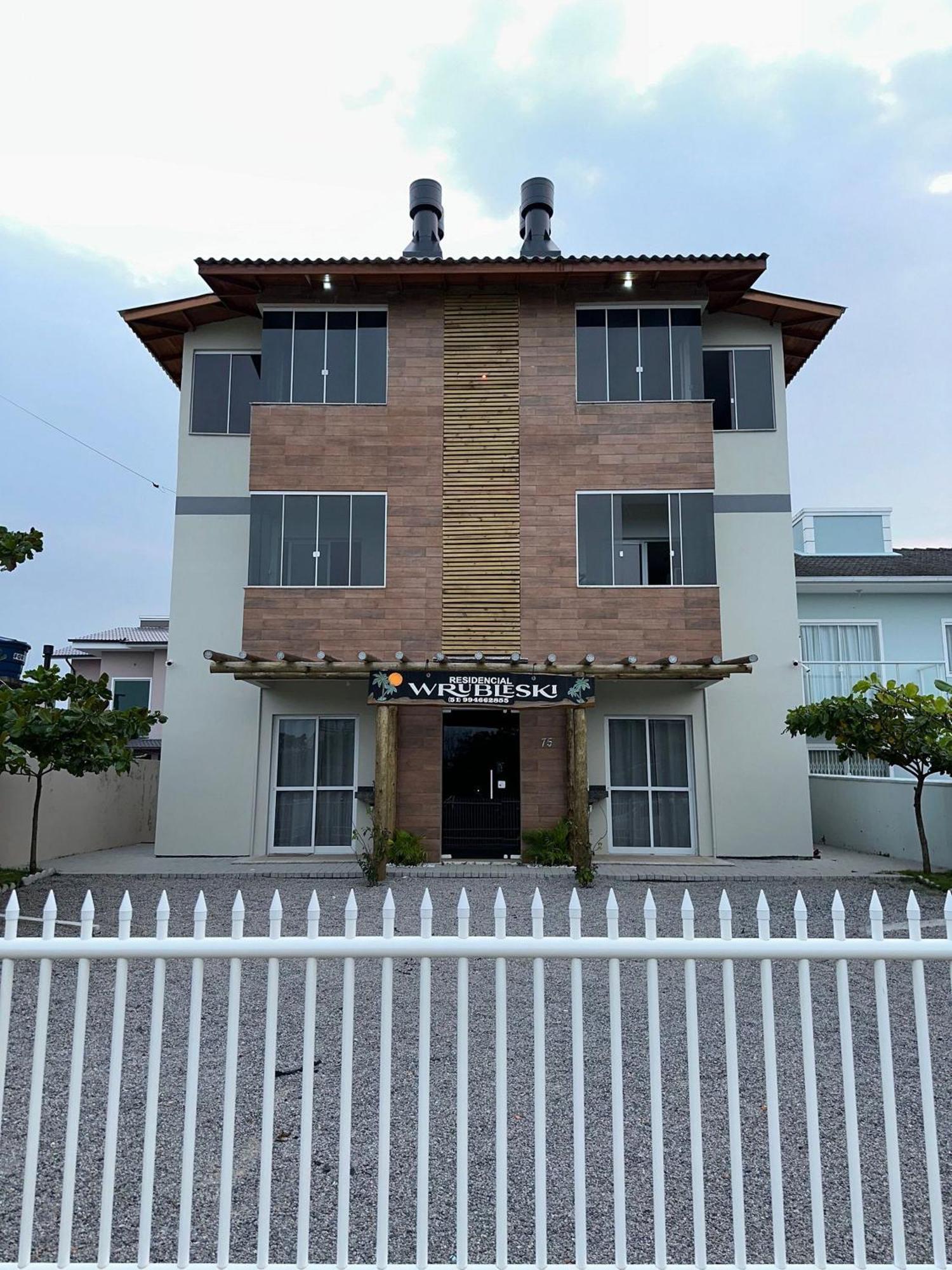 Residencial Wrubleski Sc Пинхейра Екстериор снимка