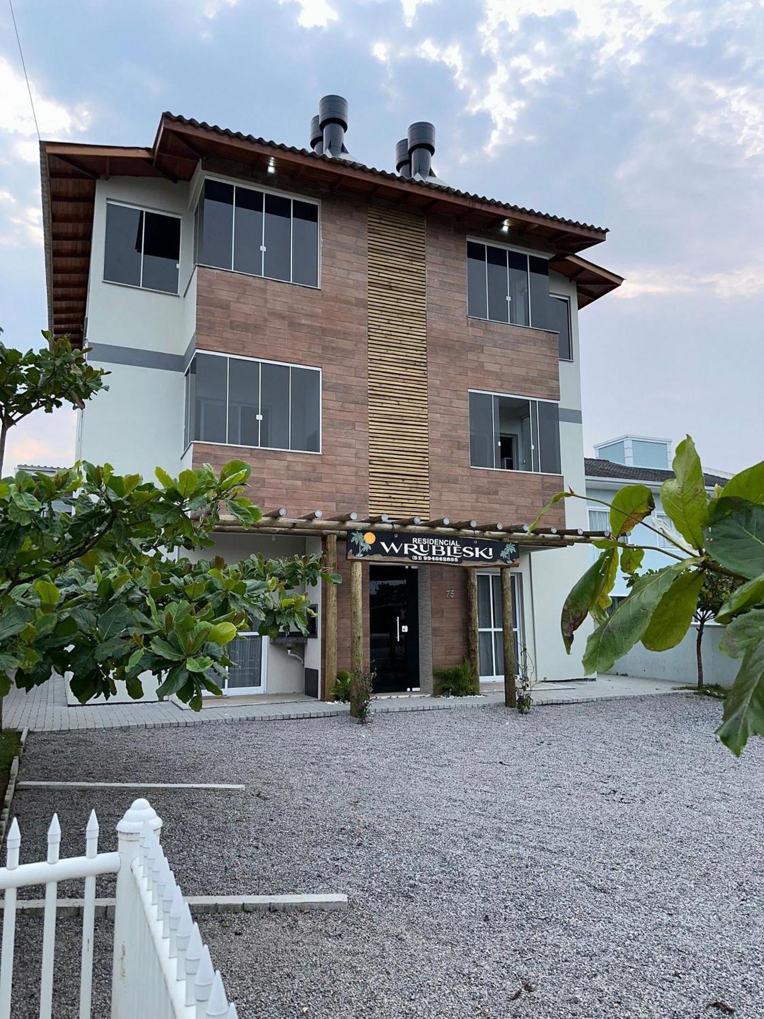 Residencial Wrubleski Sc Пинхейра Екстериор снимка